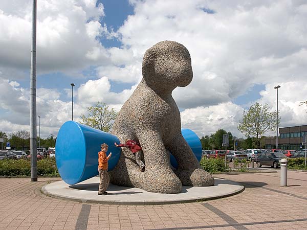 groenewoud/buij patient dog sculpture concrete hospital