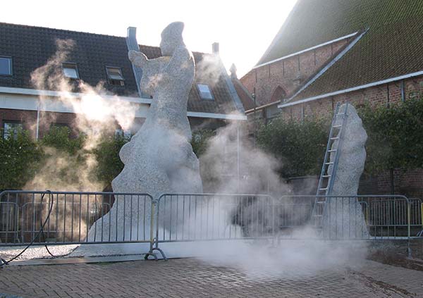 beeldengroep Dokkum in de mist