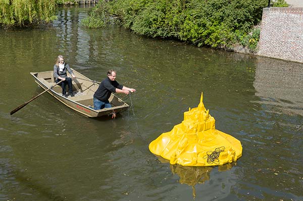 Kunstenaar roeit met de riemen die hij heeft