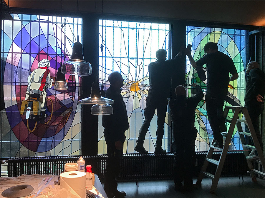 montage van het glas-in-lood raam in de Blokhuispoort