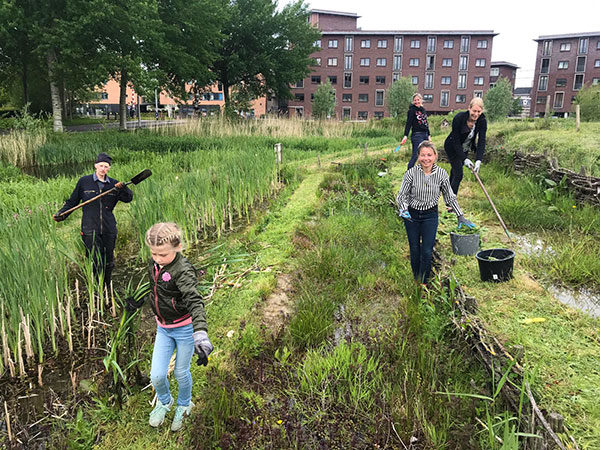 Met buurtbewoners aan het werk in de Eetbare Watertuin