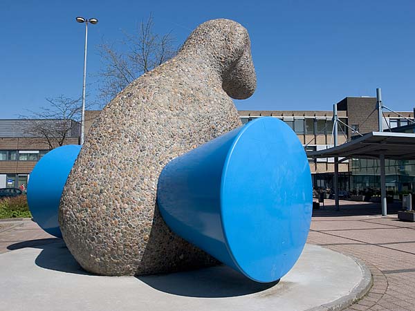 groenewoud/buij patient dog sculpture hospital
